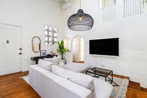 Indoors, Furniture, Living Room, Home Decor, Screen