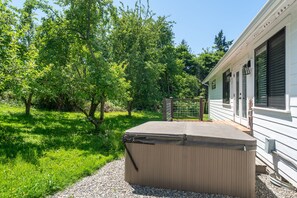 Nature, Outdoors, Yard, Gate, Hot Tub
