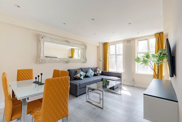 Living Room / Lounge