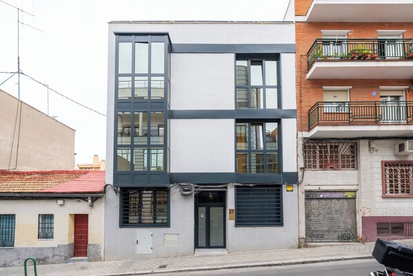 Vista frontal de la propiedad