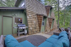 Deck | Gas Grill (Propane Provided) | Fire Pit (Available Seasonally)