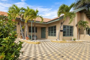 Cozy 3BR Town Home in Gated Community @ Palm Beach (16664)