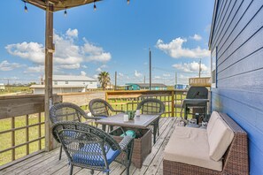 Deck | Gas Grill | Dining Area | Single-Story Home