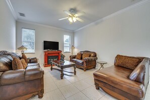 Living Room | Smart TV | Fireplace | Central Air Conditioning/Heat