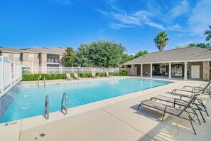 Park Avenue Condominiums | Community Amenities | Outdoor Pool & Picnic Area