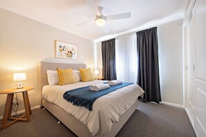 Bedroom 1 - Queen Bed