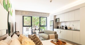 El mobiliario, la decoración y los servicios pueden variar ligeramente.
