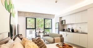 El mobiliario, la decoración y los servicios pueden variar ligeramente.