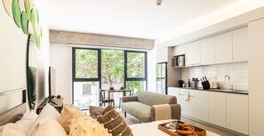 El mobiliario, la decoración y los servicios pueden variar ligeramente.