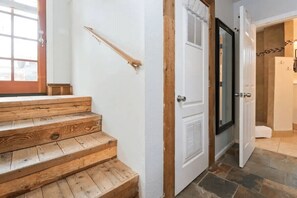 #StayInMyDistrict Hyde Park King Studio Suite! Comfortable furnishings & amenities make this private studio the perfect Home Suite HOME #StayinMyDistrict #bookdirect