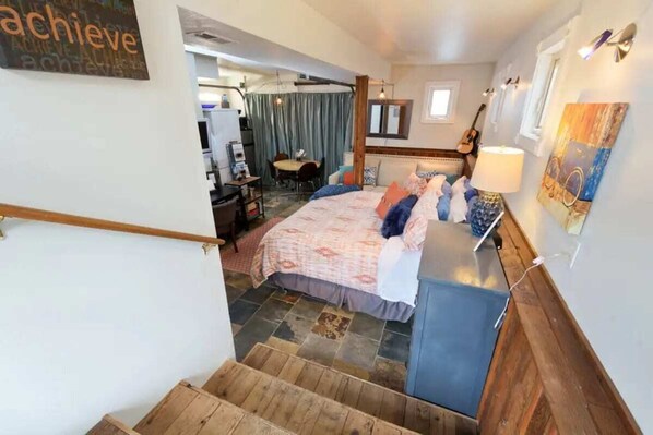 #StayInMyDistrict Hyde Park King Studio Suite! Comfortable furnishings & amenities make this private studio the perfect Home Suite HOME #StayinMyDistrict #bookdirect