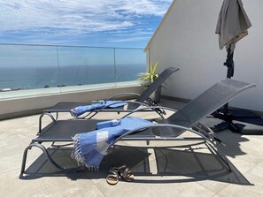 Enjoy the sun in the confortable sunchairs on your private rooftop terrace