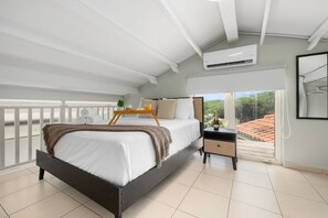 Newly Renovated Queen Bed Studio Loft @ PalmBeach (15843)