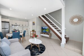 Newly Renovated Queen Bed Studio Loft @ PalmBeach (15845)