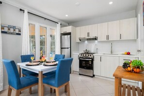 Newly Renovated Queen Bed Studio Loft @ PalmBeach (15847)