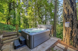 7-8 Person hot tub stays heated year-round!
