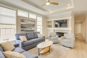 Living Room | Smart TV | Queen Sleeper Sofa | Single-Story Home
