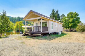 Cabin Exterior | Parking | Driveway (2 Vehicles)