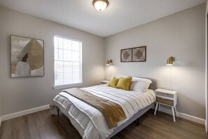 After a fun-filled day of exploring the city, return to the comfort of your cozy bed in no time. With fresh linens and a tranquil atmosphere, it’s the perfect spot to unwind and enjoy a deep, peaceful sleep.