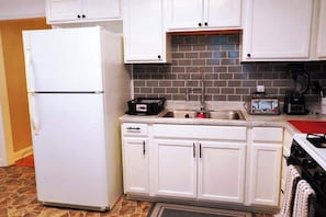Kitchen/Refrigerator w/Ice Maker