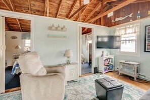 Living Room | Flat-Screen TV | Board Games | Books | 2nd Floor