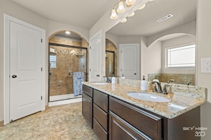 Private en-suite primary bathroom!