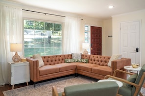 Living room w/ room for the whole family, smart TV, lake views