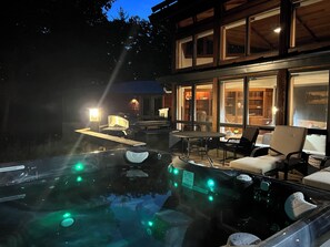 Hot Tub/Grill (1)