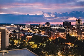 Skyline Vistas from this 21st Floor Studio Gem for Your Perfect Romantic Getaway!!