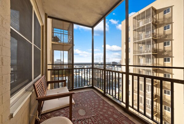 Skyline Vistas from this 21st Floor Studio Gem for Your Perfect Romantic Getaway!!