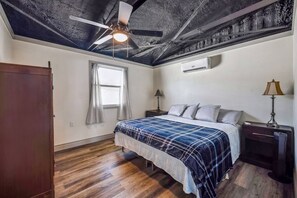 The second bedroom features a cozy queen-sized bed, offering a relaxing space for guests to rest. With simple, elegant decor, this room is perfect for a good night’s sleep after a day of exploration.