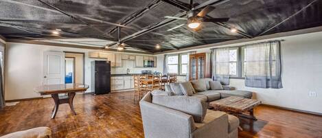 Step into this inviting and spacious living room, where you can relax after a day of exploring the beautiful countryside. With comfortable seating and a warm atmosphere, it’s the perfect spot to unwind with family or friends.