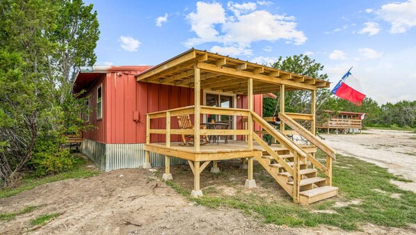 This charming 1-bedroom, 1-bath cabin offers beautiful views of the surrounding landscape. With plenty of space to relax and enjoy the outdoors, it’s an ideal retreat for those looking to unwind and connect with nature.