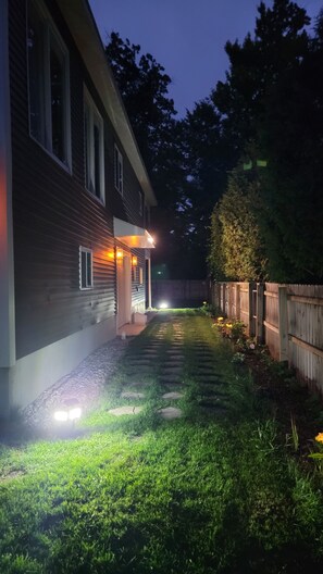 auto detecting light for pathway for night time arrival