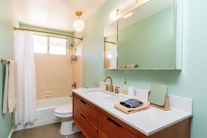 Luxurious on theme bathroom, with plenty of room for 2+ to get ready. Shower/tub