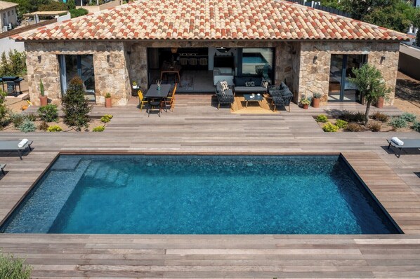 Maison avec piscine et jardin