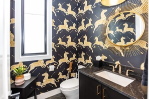 This uniquely designed toilet features all the basic amenities you need.