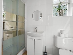 Bathroom | Gable End Coastal Retreat, Great Yarmouth