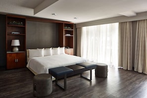 King sized bed! Exact unit will be assigned upon arrival. Views, colors and decor may vary.
