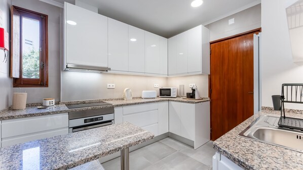 The fully equipped and recently renovated kitchen has everything you need to prepare delicious meals
#kitchen #modern #alagrve #portugal