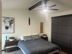 King size bed, smart TV, extra large closet for 2 or 3.
