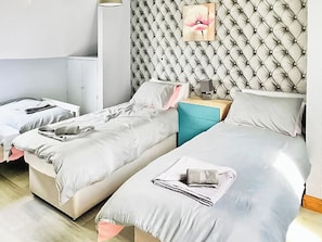 Triple bedroom | Grantham House, Grantham