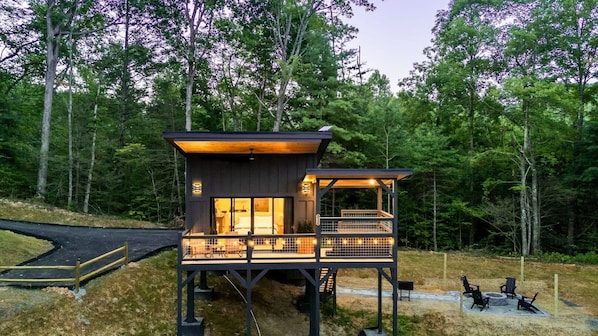 Brand New Modern Cabin with fire pit!