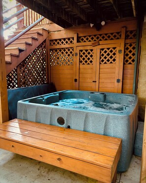 Outdoor spa tub