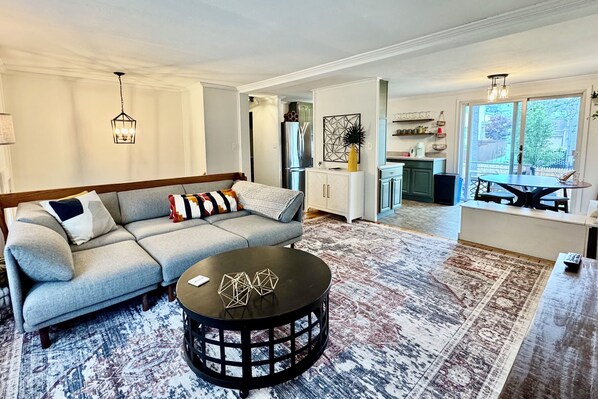 Open confront living, dining and kitchen area for a comfortable stay