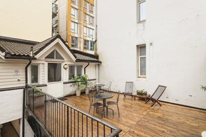 The outside area is perfect for socialising and eating, or maybe both?