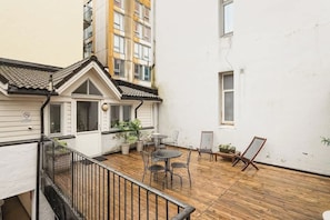 The outside area is perfect for socialising and eating, or maybe both?