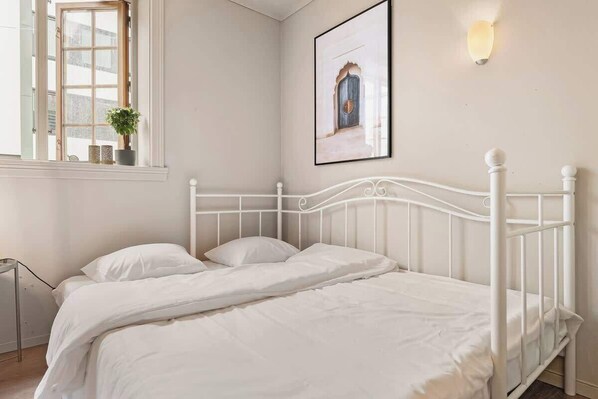 In the living room, you'll sleep on a 140 cm bed with access to an electric outlet and room darkening shades!