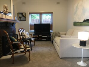 APARTMENT 2 LOUNGE: Lounge with double sofa bed. 