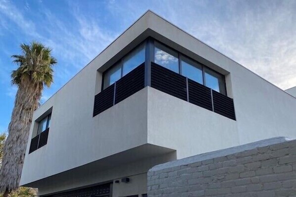 EXTERNAL VIEW: Enter off a cool blue-stone lane way off Neville Street. Own private entrance. Stunning cityscape View.